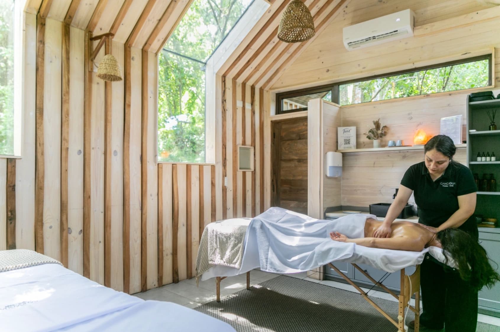 Masajes & Terapias - imagen 1 de 2